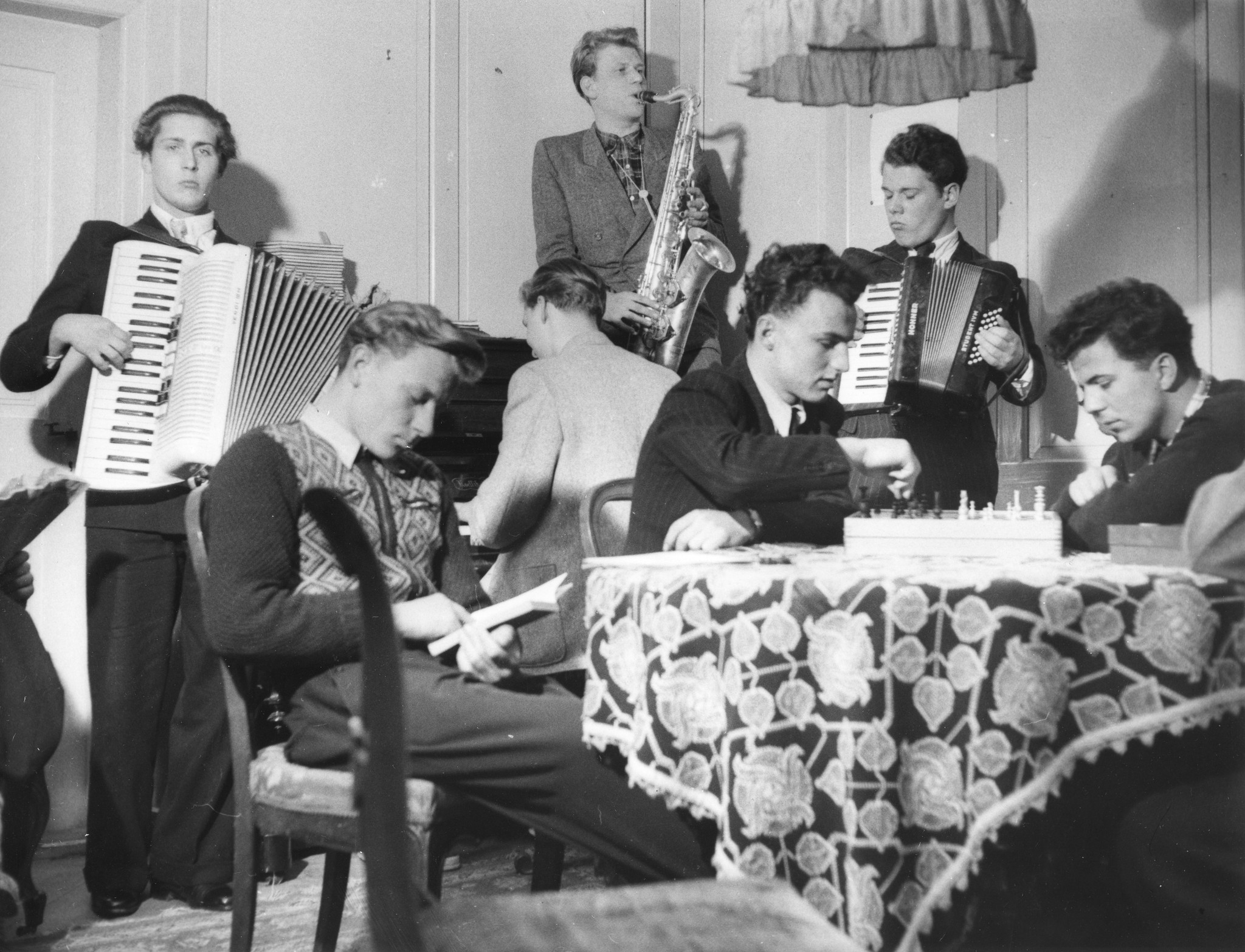 Erholungsaktion für jugendliche deutsche Flüchtlinge im Ferienhaus Lindenbühl 1952/1953; Jugendliche musizieren, lesen und spielen Schach