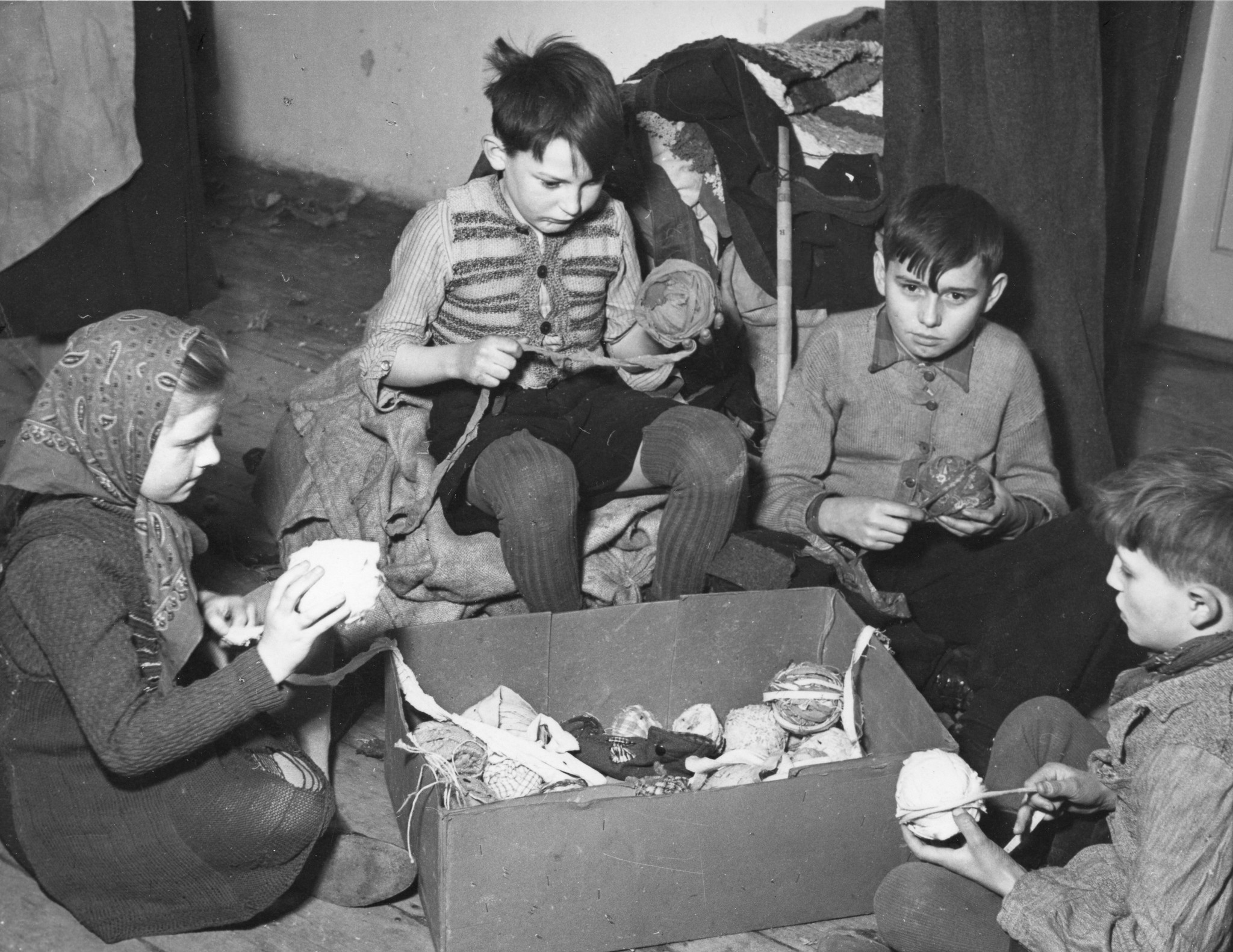 "Aus dem städtischen Flüchtlingslager Wien-Arsenal.", Jugoslawische (?) Kinderflüchtlinge beim Knäuel machen, Februar 1949