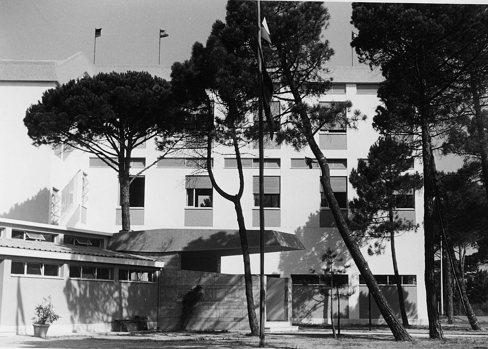 Internationales Kindertreffen in Cervia, Sommer 1958; weisses Haus, davor Baüme stehend