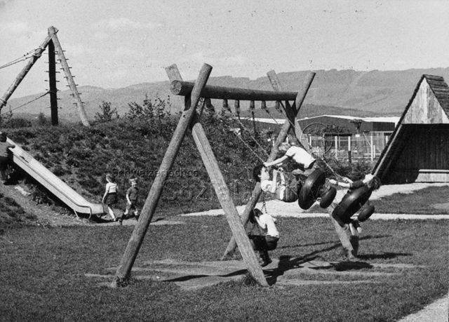 "Spielplatz Möhlin" - Kinder beim Spielen, Schaukel, Rutschbahn; 1976