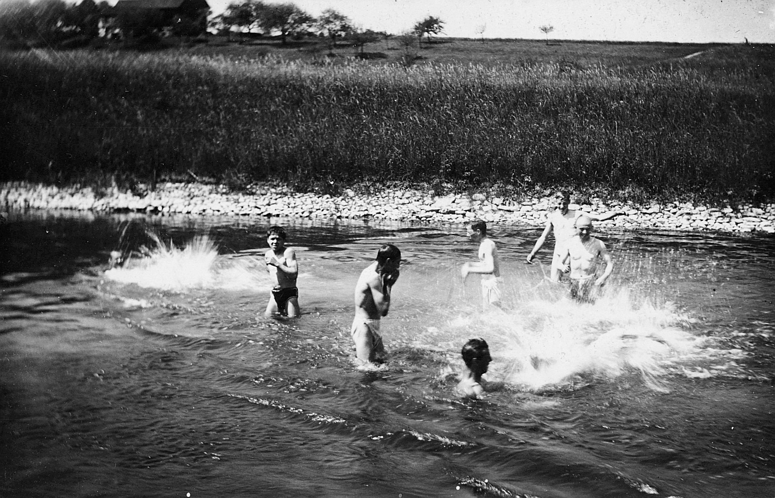 Wandervogelfahrt der Ortsgruppe Schaffhausen: Wandervögel baden in einem See (vermutlich) (1914)