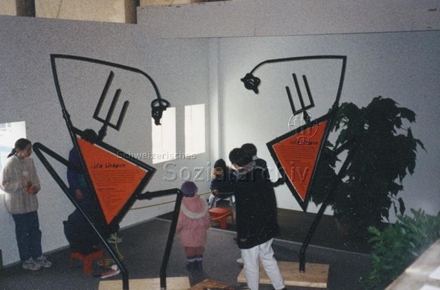 Messestand, evt. an der OFFA 1994 in St. Gallen - Schilder "Sich wehren"