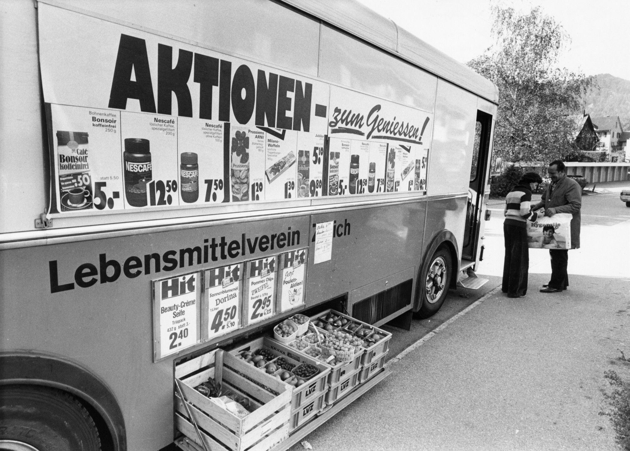 Angesteller mit Kundin vor Verkaufswagen des Lebensmittelvereins Zürich