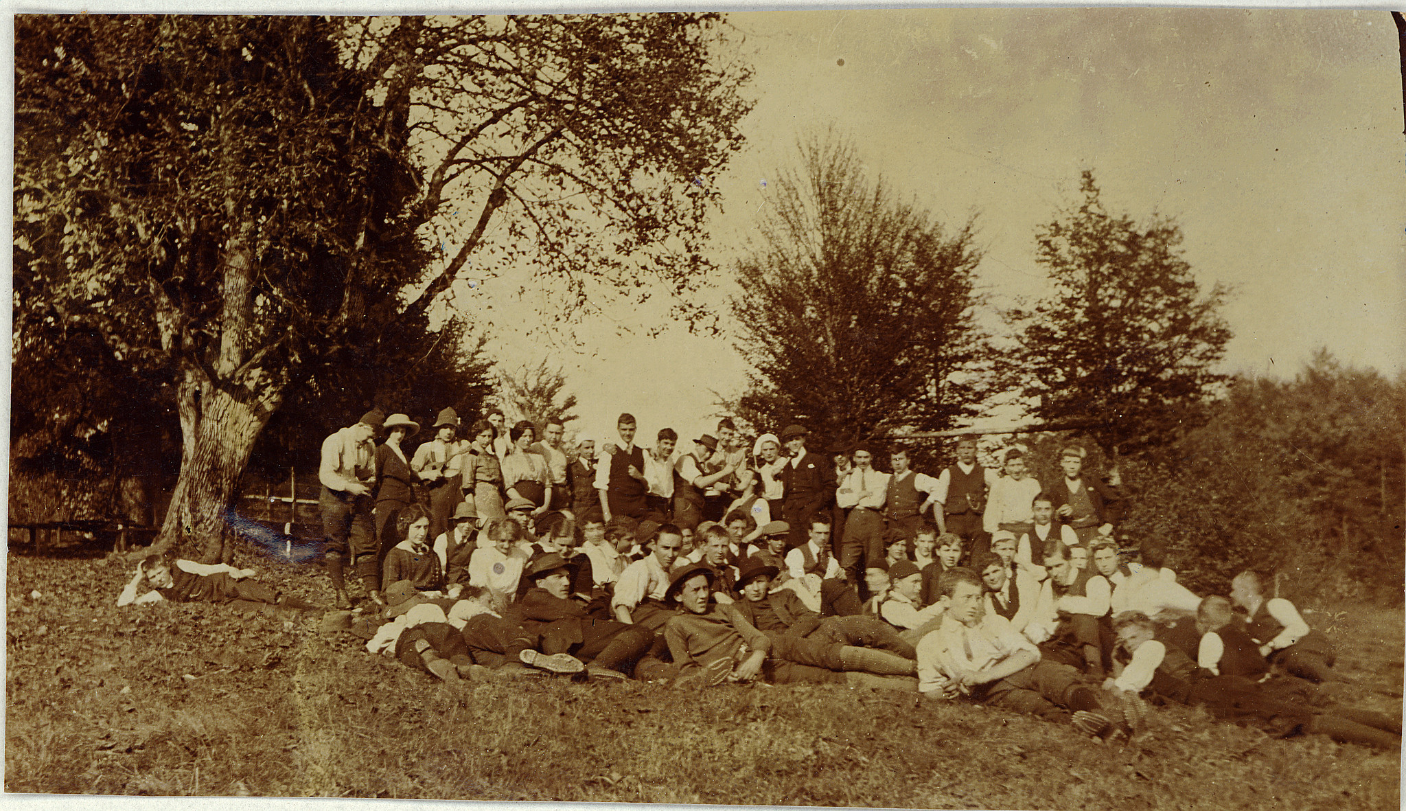Gruppenporträt der Wandervögel am Westschweizerischen Wandervogeltag in Magglingen (1912)