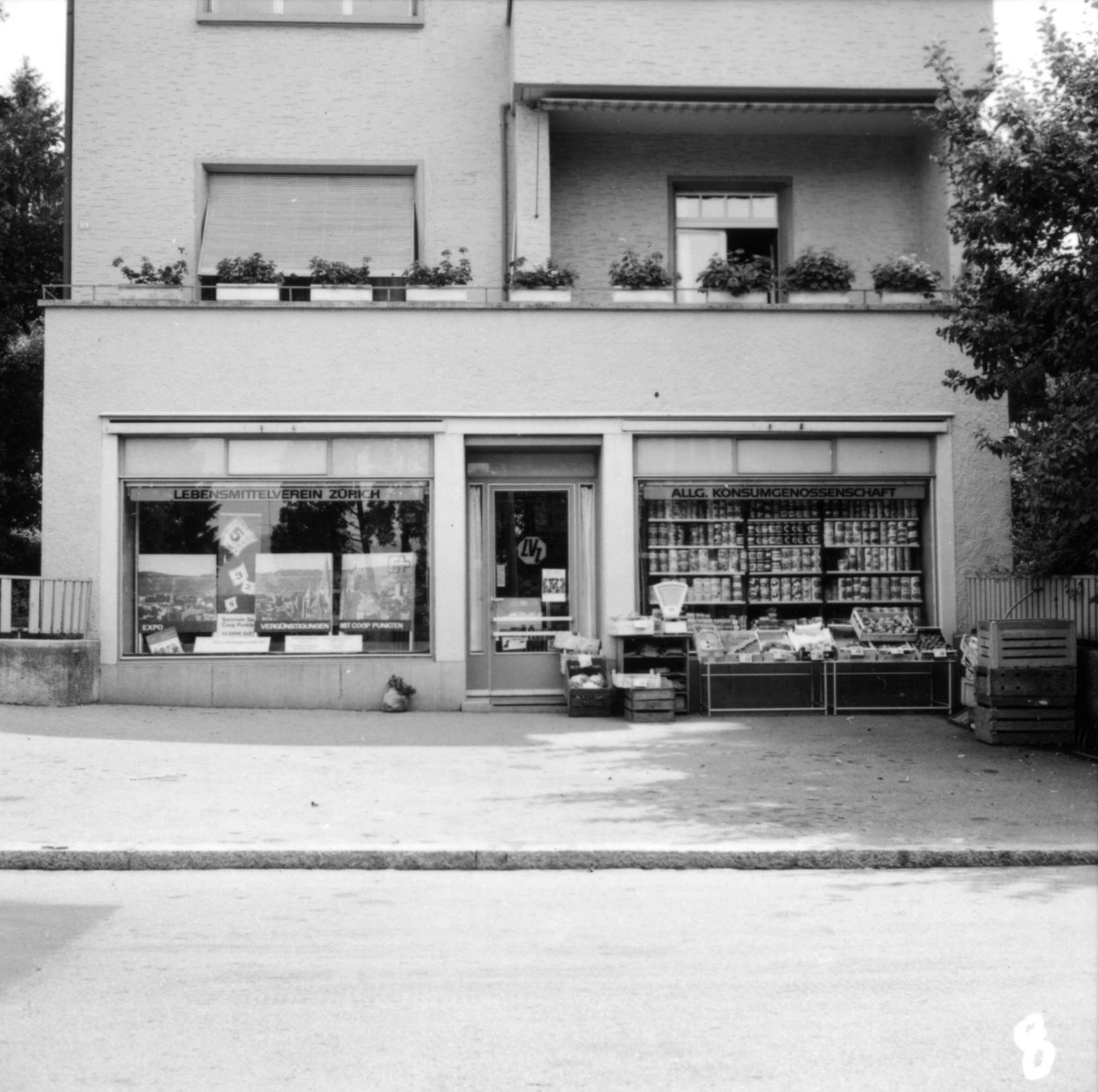 Laden des Lebensmittelvereins Zürich an der Zürichstrasse 89 in Goldbach / Küsnacht: Aussenansicht