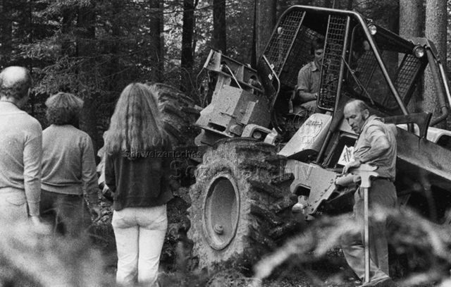 "Arbeitsprogramm 'Kunde Wald, Winterthur - Arbeitsdemonstration", Mann bei Arbeit mit schwerer Maschine; um 1975