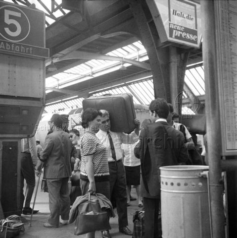 Reisende mit Taschen und Koffern, Zürich Hauptbahnhof, um 1960