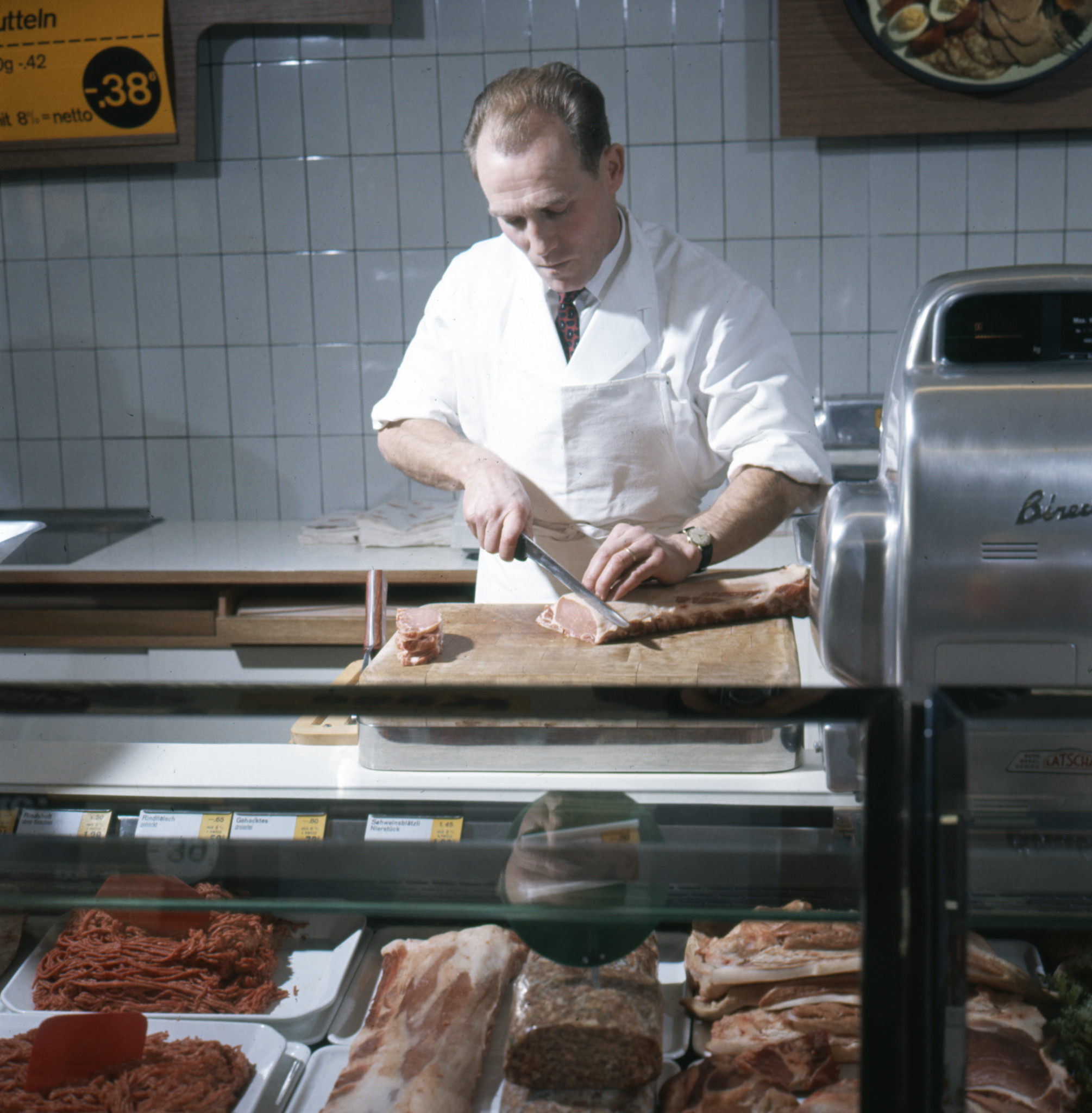 Metzger beim Zuschneiden von Schweinsnierstückplätzli