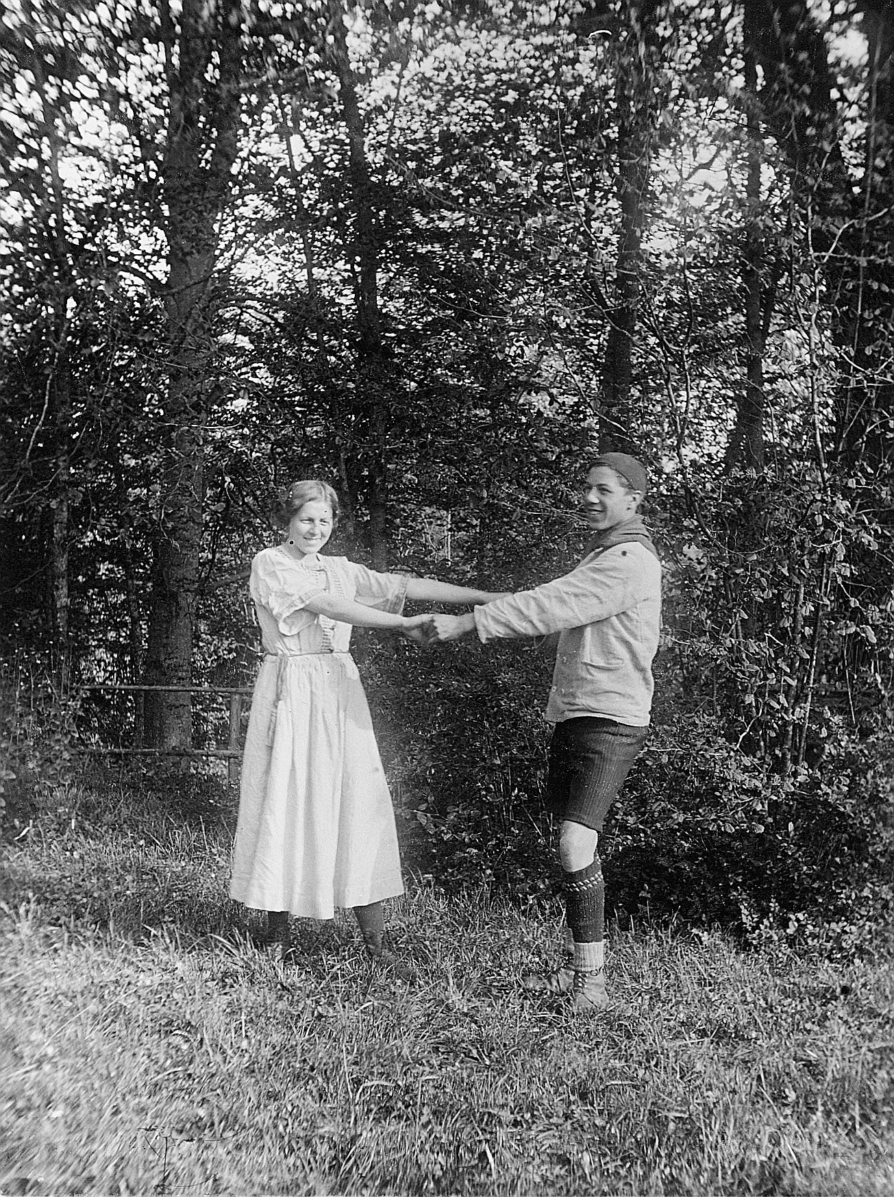 Zwei tanzende Wandervögel am Rand eines Waldes (um 1914)