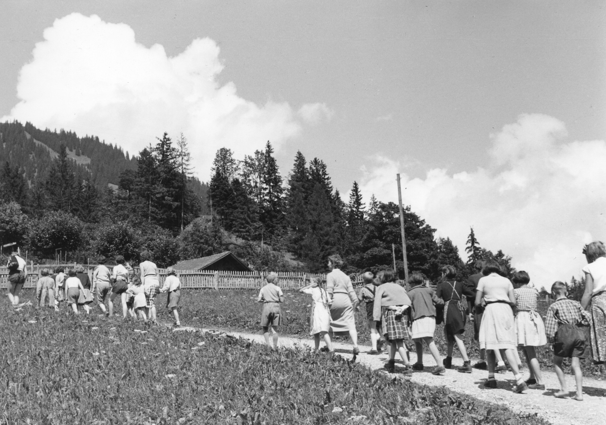 Eine Gruppe von Kindern wandert einen Weg hinauf