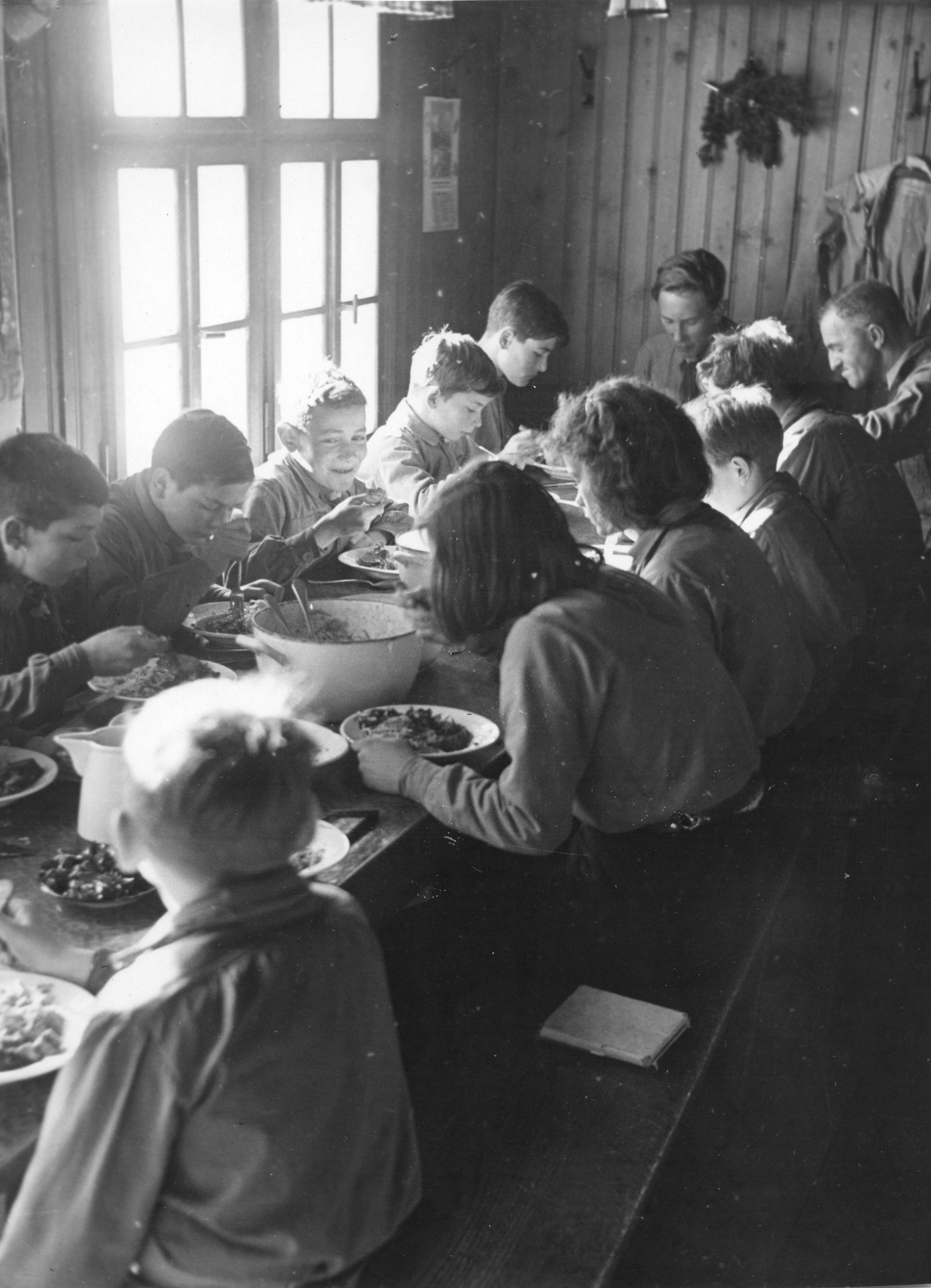 "Winterlager auf Schwägalp 1943/44,44/45 Rote Falken - SAH", Kinder und Jugendliche beim Essen in einer Berghütte, um 1945, nah Hundwil (AR)