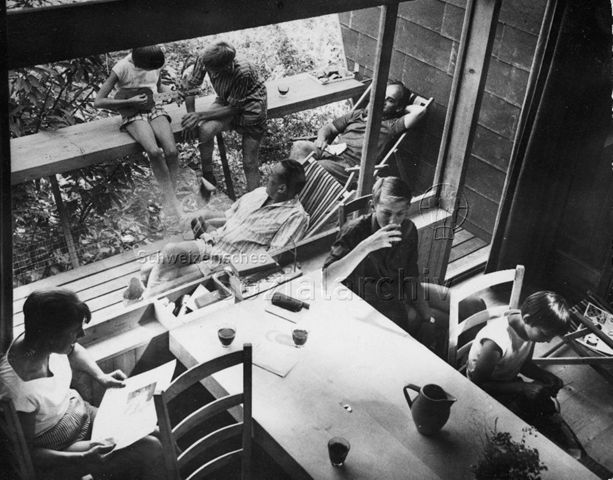 Bosco della Bella, Ferienhaus für kinderreiche Familien - Kinder und Erwachsene beim Zusammensein und Spielen; um 1970