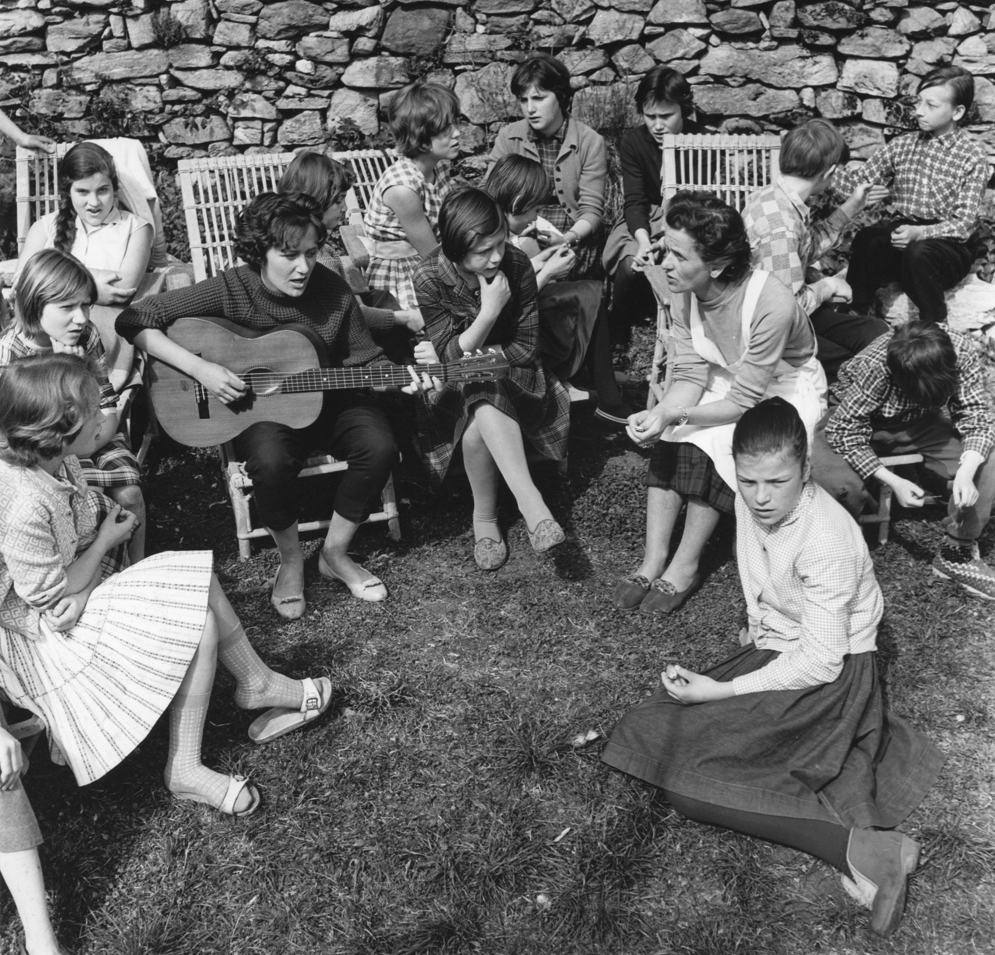 Berliner Flüchtlingskinder in der Casa solidarietà; Betreuerinnen und Heimkinder singen im Garten