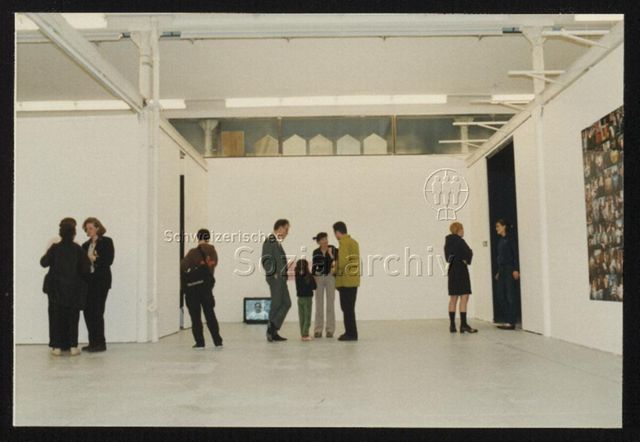 Ausstellungsansicht mit Besuchenden, im grauen Anzug: Stephan Ramming (Der böse Bub Eugen)