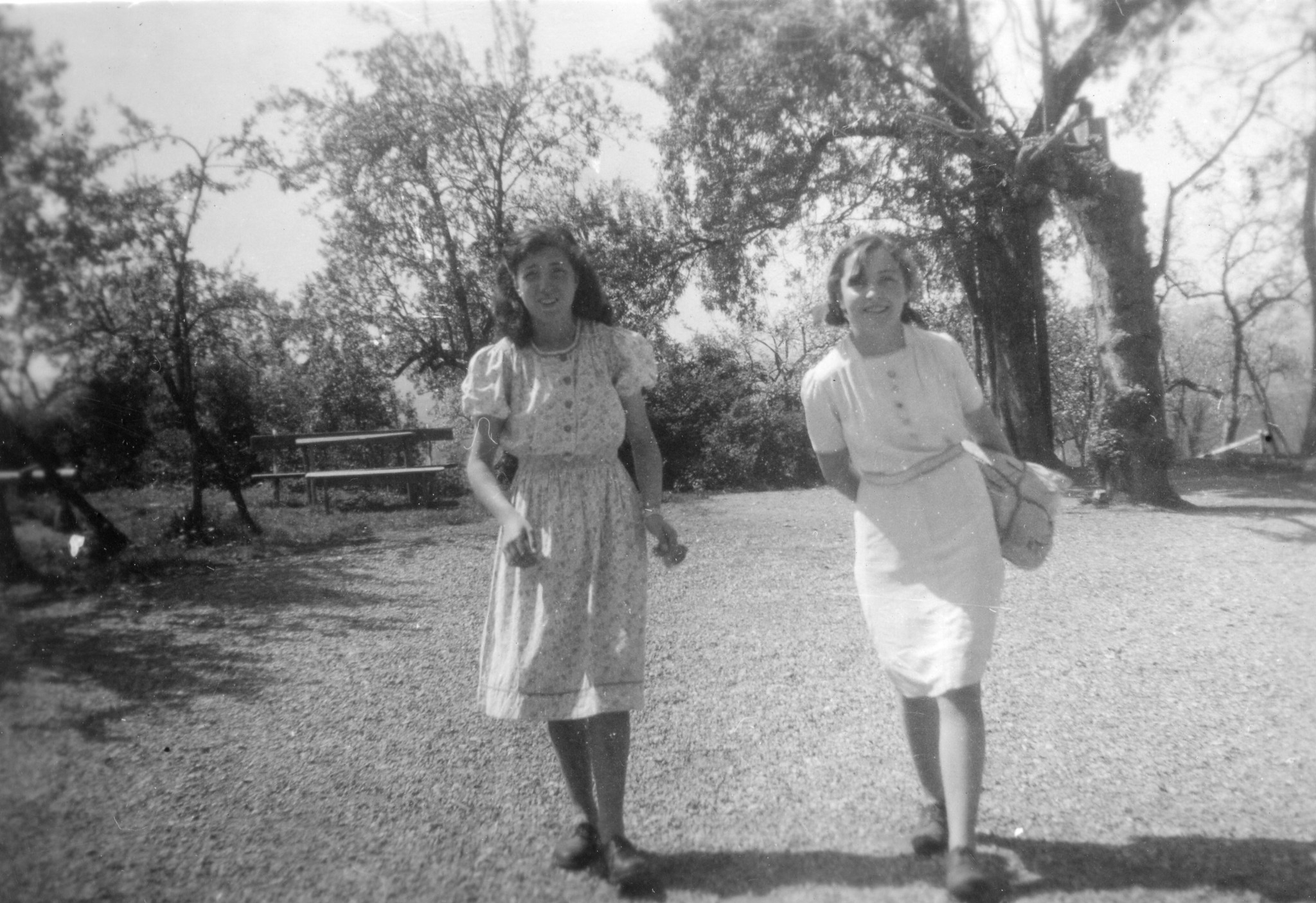 "Pia und Dorita"; Portrait von zwei Mädchen