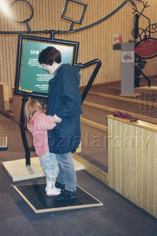 Messestand, evt. an der OFFA 1994 in St. Gallen - Frau und Kind auf einer Balancierscheibe