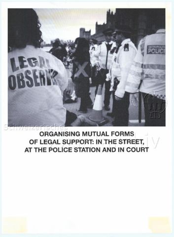 "Organising mutual forms of legal support: in the street, at the police station and in court" - Gruppe an Personen vor einer Reihe Polizisten in Leuchtwesten, 2014