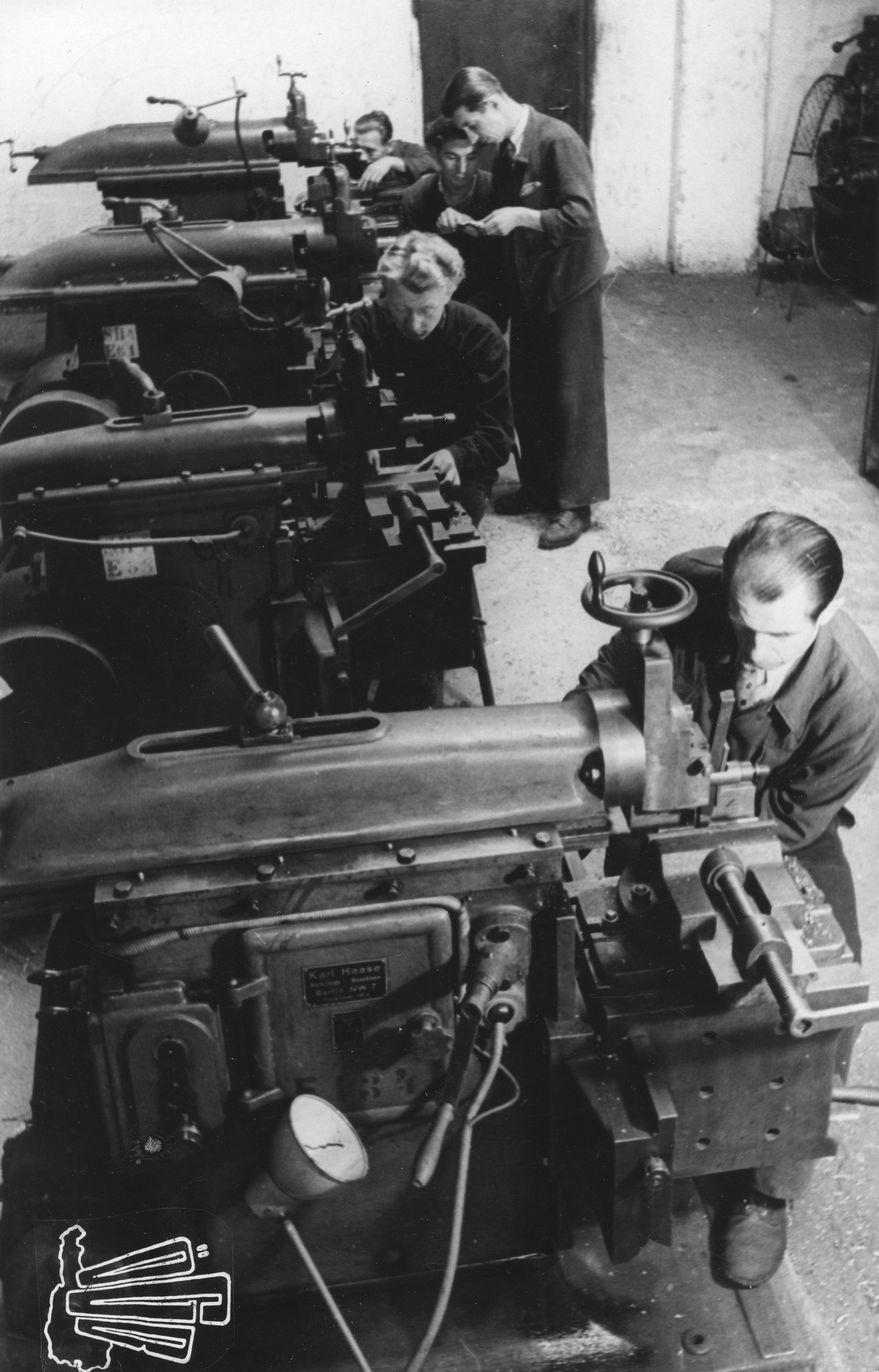 "Österreichische Lehrwerkstätten. Die Hobelmaschinen ersparen manche Handarbeit", Auszubildende bei der Arbeit, Wien, um 1950