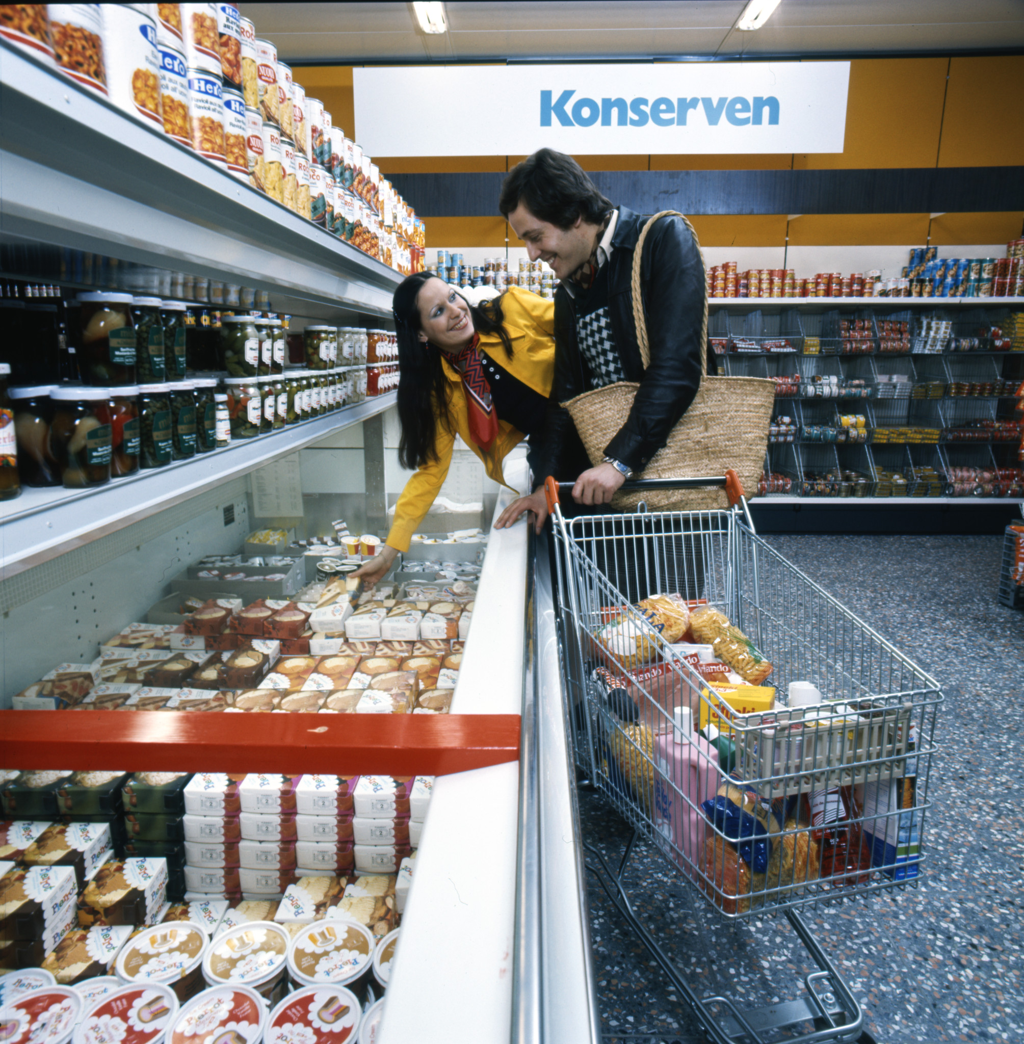 Paar beim Einkaufen in der Milchprodukteabteilung