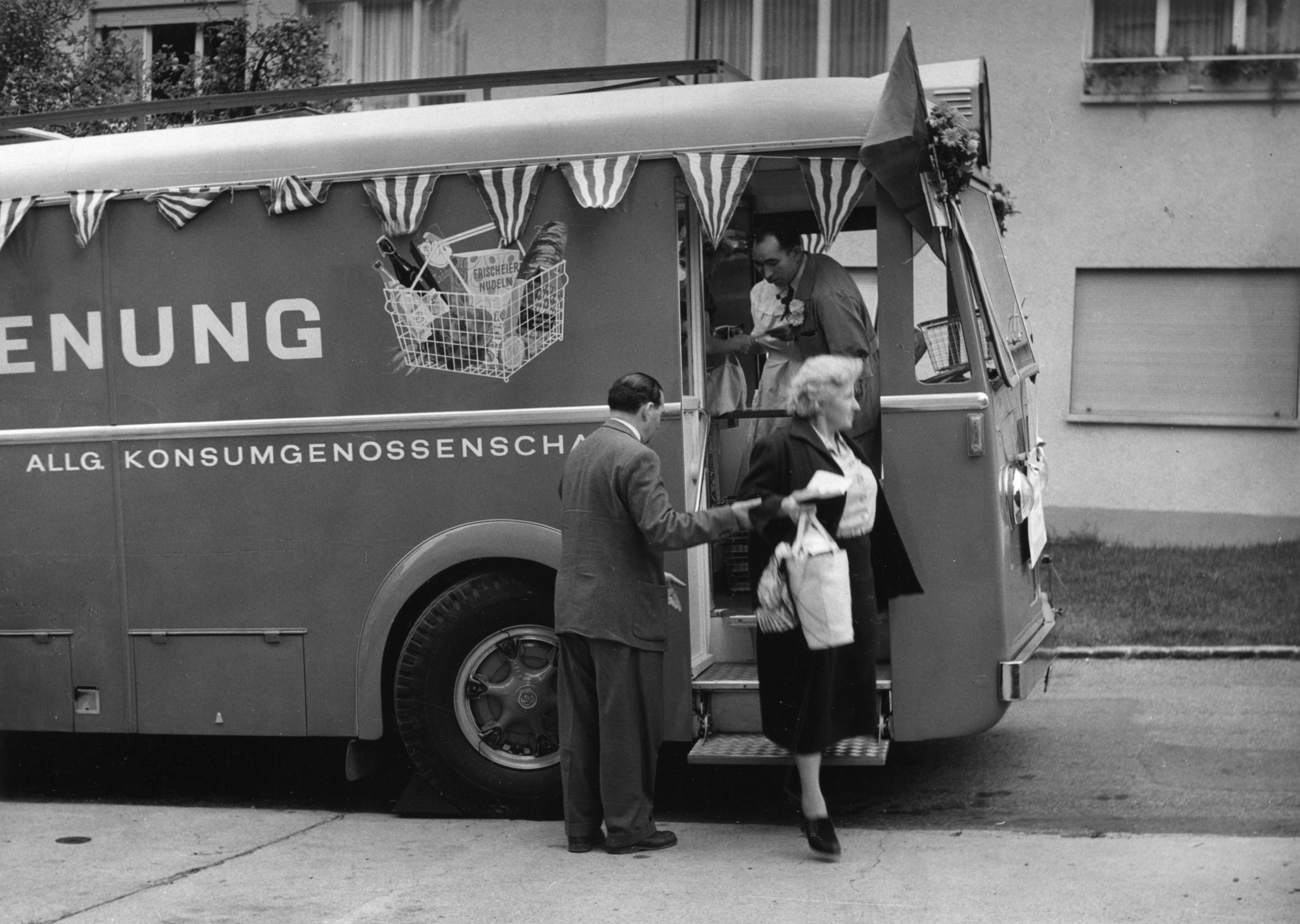 Lebensmittelverkauf ab Wagen: Verkaufswagen in einem Wohnquartier