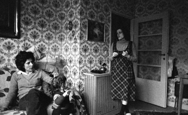 Frauen und Kind im Wohnzimmer, um 1970