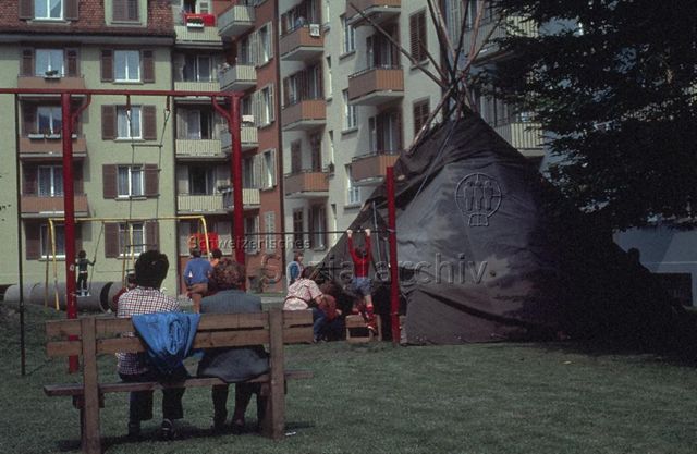 "Spielbus" - spielende Kinder, Schaukel, Reck, Tipi Zelt; um 1975