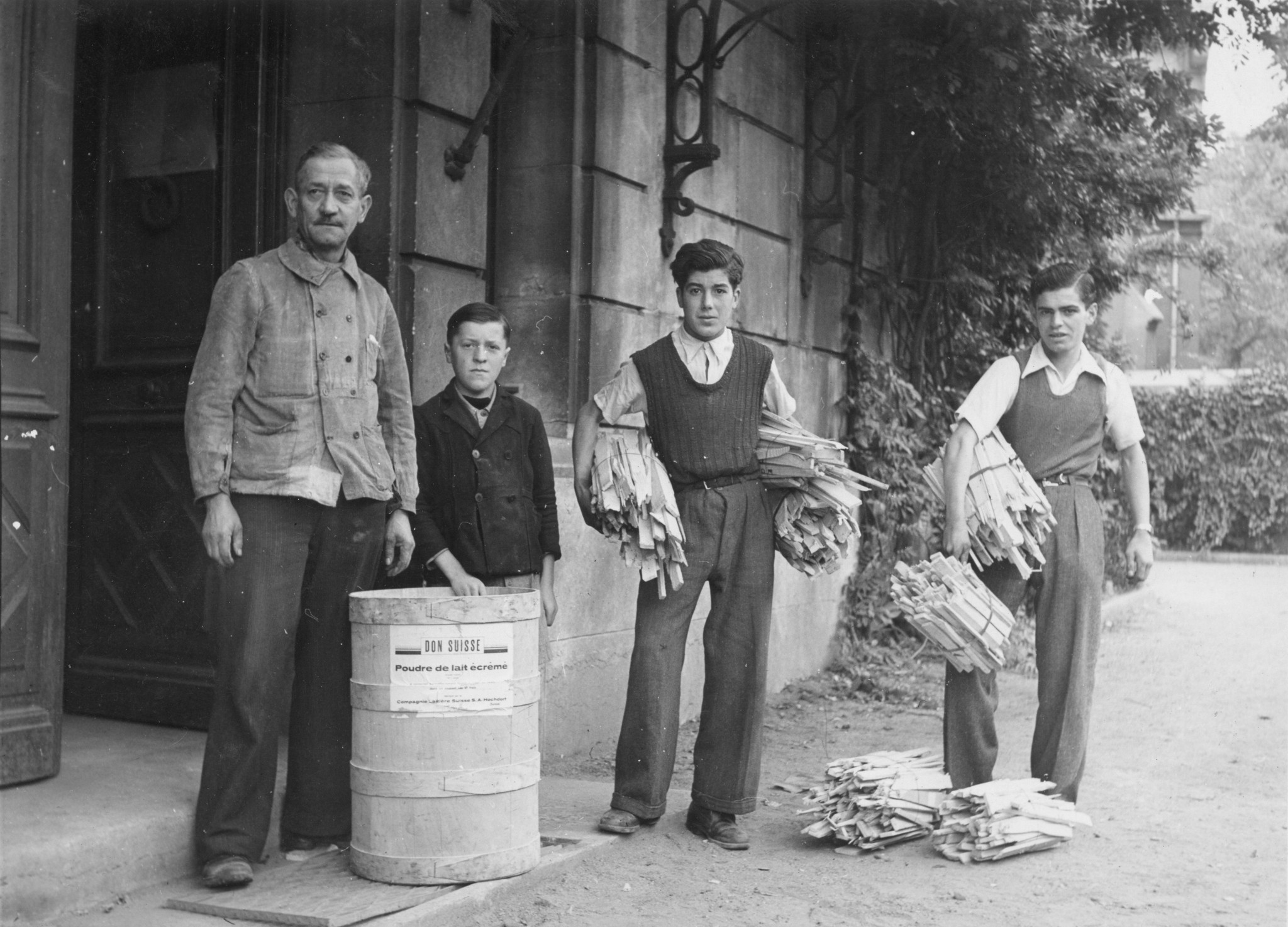 "Saint-Etienne, 1945. Der ganze Keller ist voll Holzbürdeli. Mitglieder der Arbeiterjugendbewegung verteilen sie an bedürftige alte Leute. Jedes hat sich in seinem Wohnquartier Adressen von notleidenden Alten gesammelt und bringt das Holz [...]