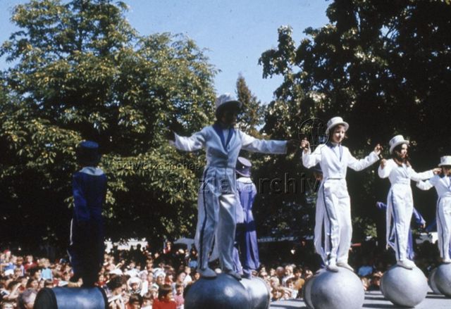 Kinderzirkus - Mädchen balancieren bei einer Aufführung auf Bällen; um 1975
