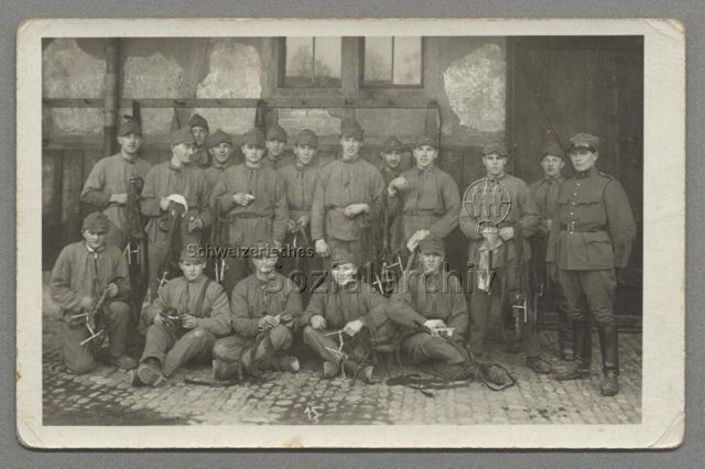 Gruppenporträt Rekrutenschule mit Hufschmiedkurs in Thun, 1934