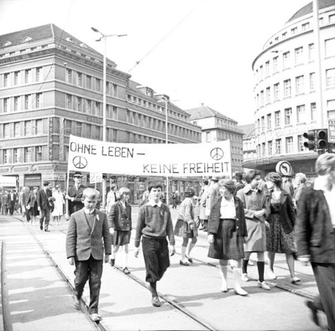 1. Mai, Umzug, Transparent "Ohne Leben