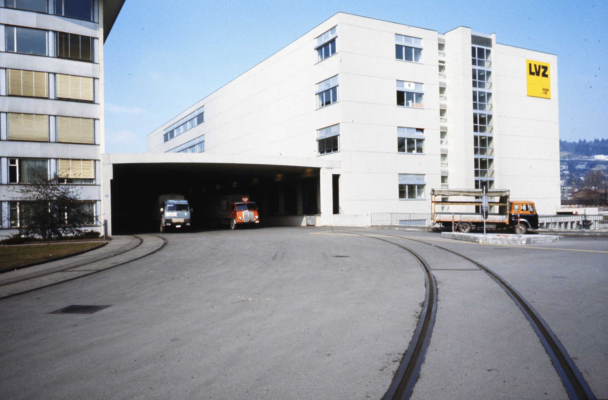 Lastwagen in der Auslieferung (Turbinenstrasse?), ca. 1980