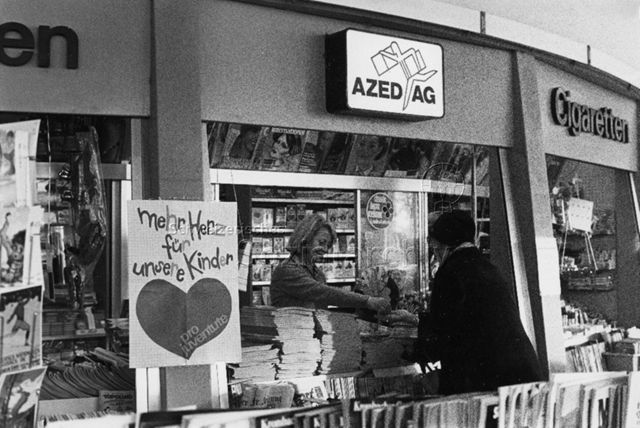 "Aktion mit Schmidt-Agence, erstmals 1980" - Plakat am Kiosk "Mehr Herz für unsere Kinder"