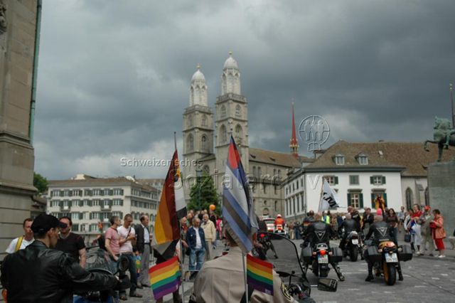 Christopher-Street-Day (CSD) 2005: "Go for YES" (04.06.2005, Zürich) – Motorradfahrer mit Prideflaggen, Münsterbrücke, Grossmünster