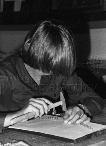 "Ferienpass" - Junge beim Basteln; um 1980