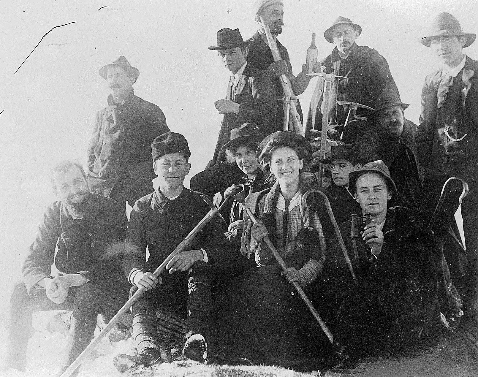 OG Turicum? Gruppenporträt der Wandervögel: Ein Wandervogel einen Feldstecher tragend (1914)