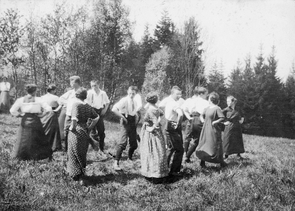 Nollen - Wandervögel tanzen auf der Wiese (1914)