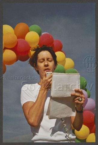 Aktion der HAZ: "Rainbow-Wolke of Love" im Vorfeld der kantonalen Abstimmung zum Partnerschaftsgesetz (08.09.2002)<br>