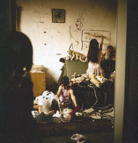 "Aus Schweizer Illustrierte-Artikel 'Kein Platz für Kinder', Ideales Kinderzimmer"; 1971