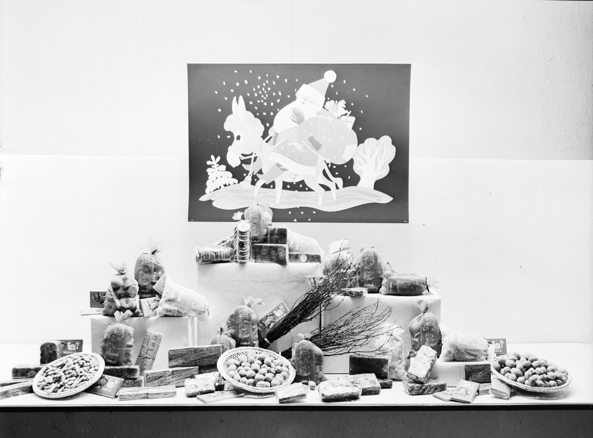 Schaufenster Filiale LVZ: Samichlaus von Moritz Kennel, Nüsse etc.