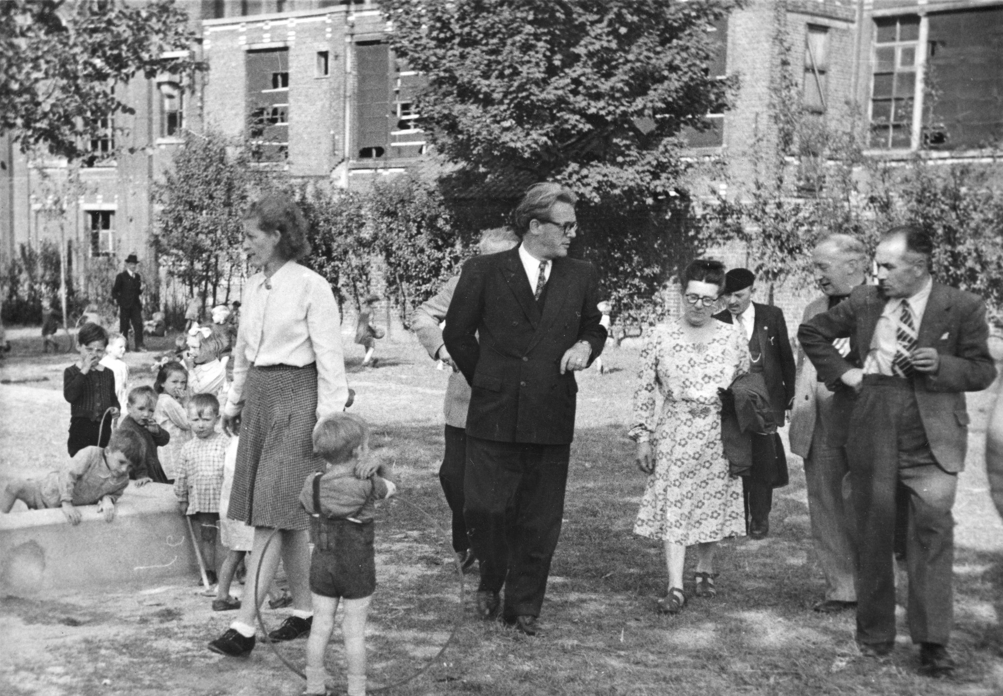 "Centre Fives-Lille. Le député-maire, accompagné de Mme. Lempereur (SFIO) lors d'une visite de la garderie.", in der Mitte vermutlich Denis Cordonnier, Bürgermeister von Lille von der SFIO, SAH-Sozialzentrum, um 1947
