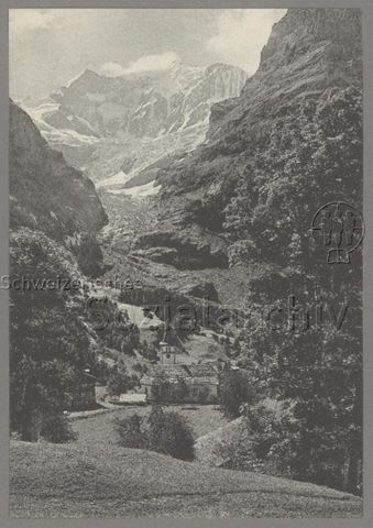 Die Kirche zu Grindelwald und die Viescherhörner