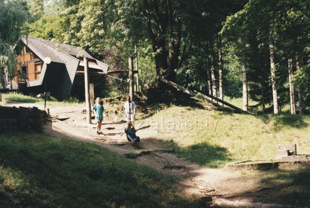 Bosco della Bella, Feriendorf für kinderreiche Familien - Kinder beim Spielen an der Seilbahn; 1997