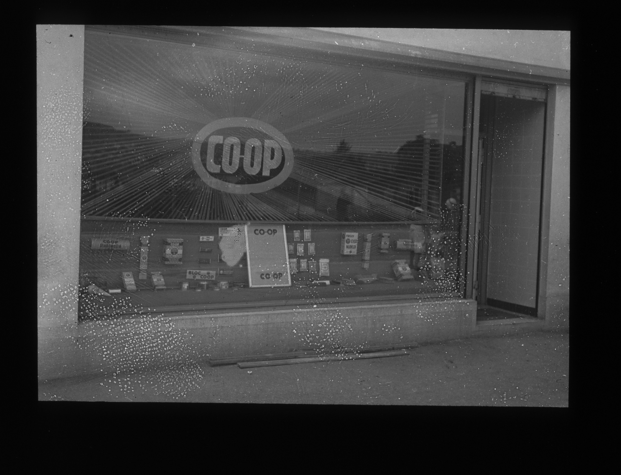 Dia: Schaufenster einer COOP/LVZ-Filiale.