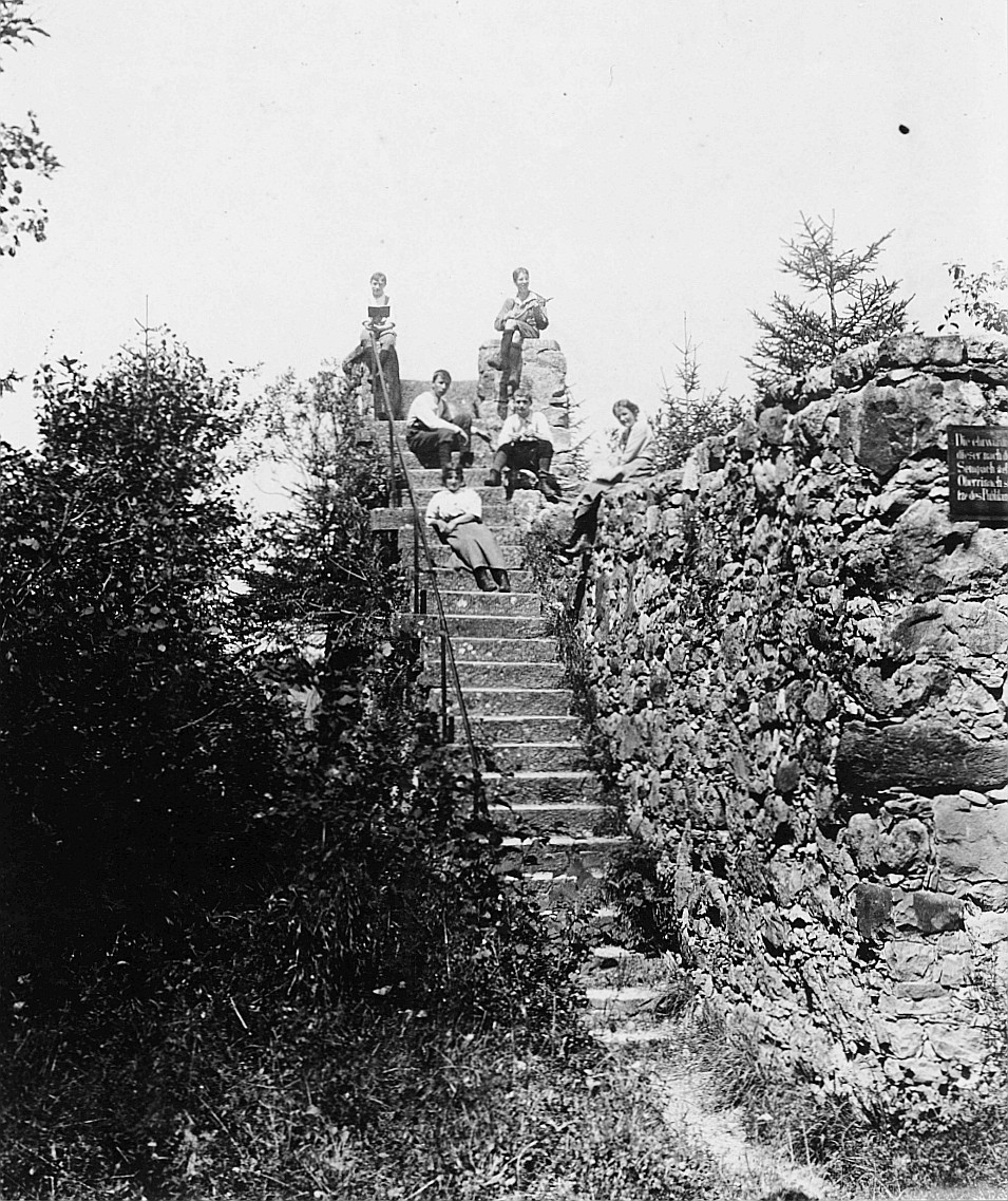 Burgruine Oberreinach (Römerswil): Wandervogelfahrt der Ortsgruppe Seon: Wandervögel bei der Ruine (1914)