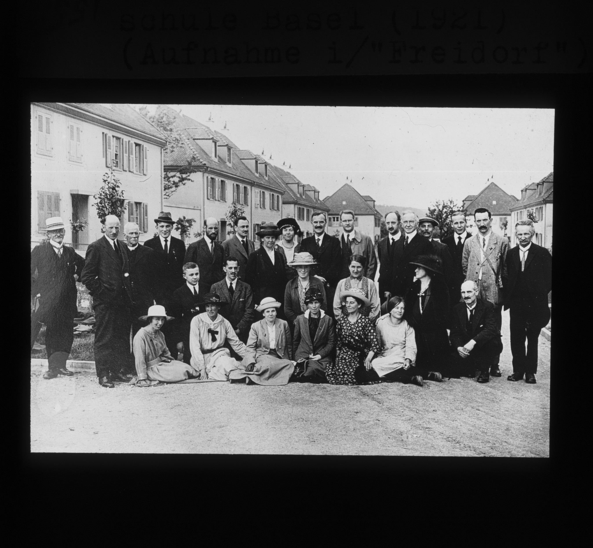 Dia: Genossenschaftliche Sommerschule Basel, aufgenommen im "Freidorf" in Muttenz, genossenschaftliche Siedlung des VSK (Verband schweizerischer Konsumvereine): Gruppenbild