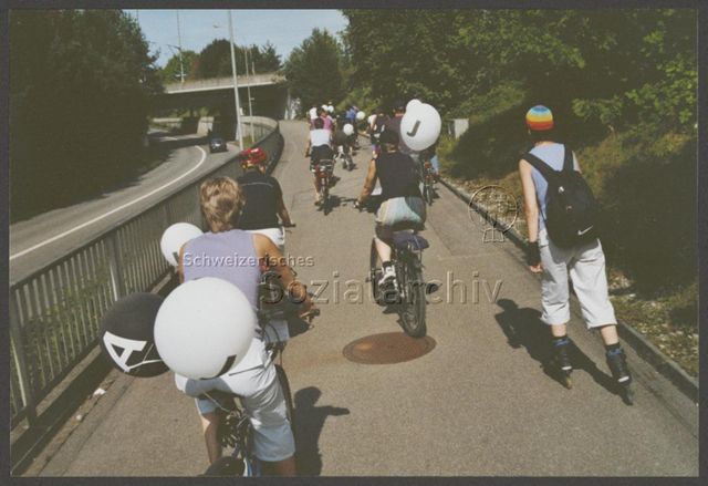 Aktion der HAZ: "Rainbow-Wolke of Love" im Vorfeld der kantonalen Abstimmung zum Partnerschaftsgesetz (08.09.2002) – Ausfahrt als Gruppe mit dem Fahrrad<br>