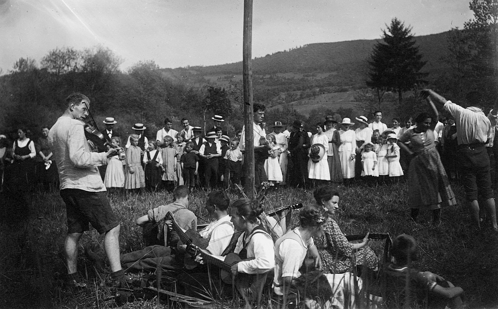 Wandervogel-Landsgemeinde in Biberstein bei Aarau - Musizierende (Gitarre, Geige) und tanzende Wandervögel auf der Wiese (1918)