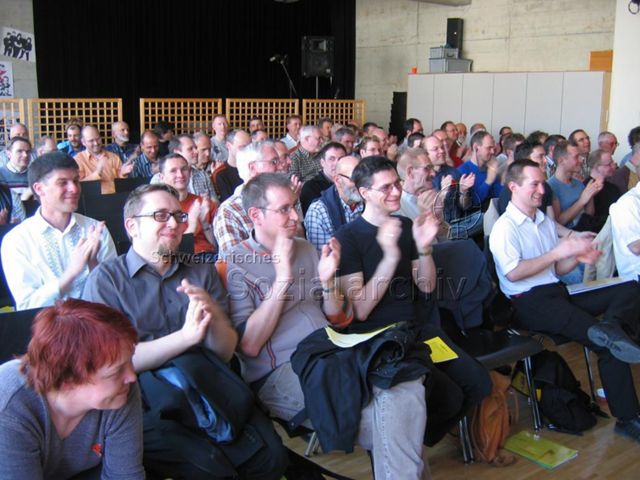 Generalversammlung des Pink Cross (02.04.2005, Frauenfeld) – klatschende Vereinsmitglieder
