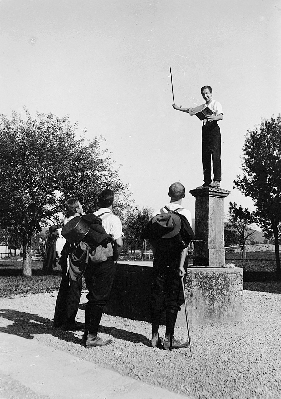 Wandervögel der Ortsgruppe Frauenfeld - Walter Tuchschmid auf dem Brunnenstock (1913)