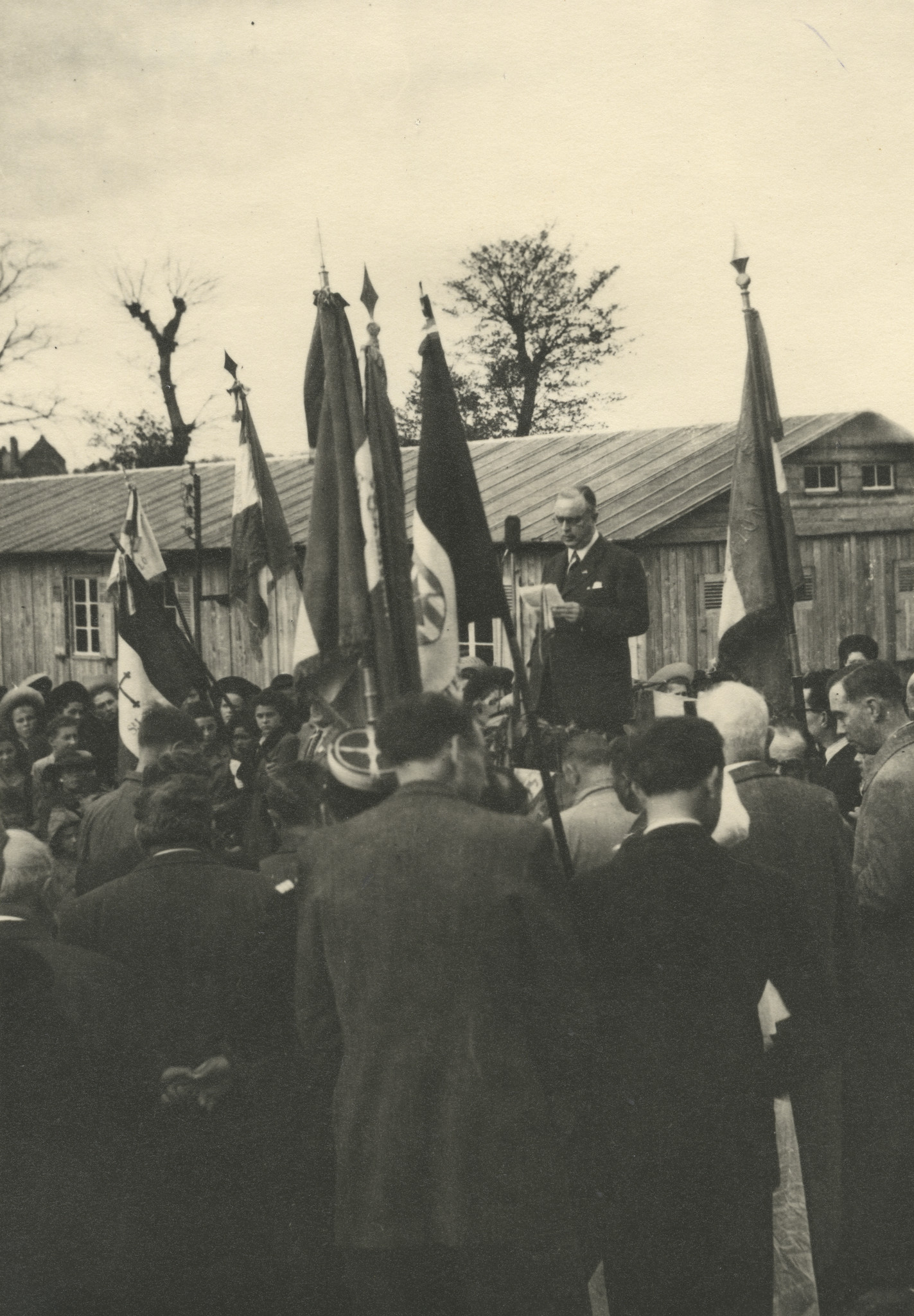 "Saint-Lô Inauguration 4 Mai 1947", Redner bei der feierlichen Eröffnung des Sozialzentrums, [Sozialzentrum des SAH, "Don Suisse", "Ouvert à toute la population de St-Lô"]